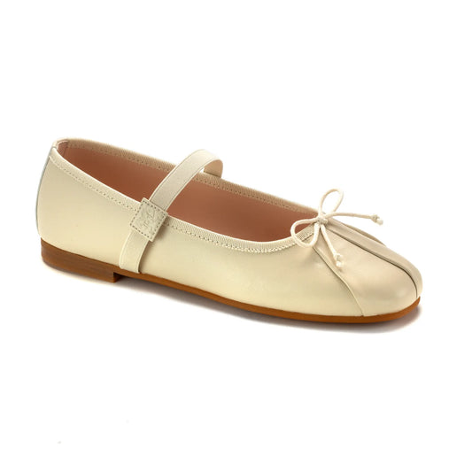 Elegant off white leather girls dressy shoe with elastic closure, made in Italy