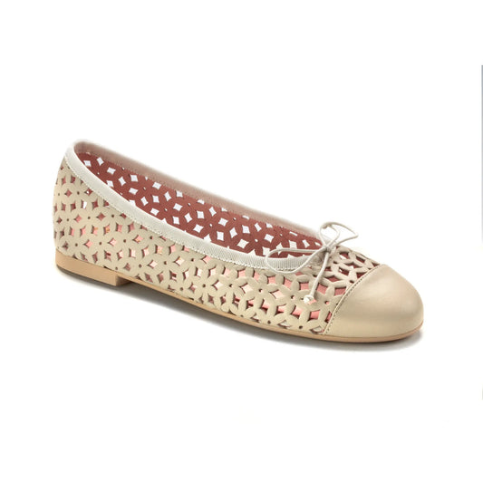 Teens bow shoe in beige leather with summer cut out design