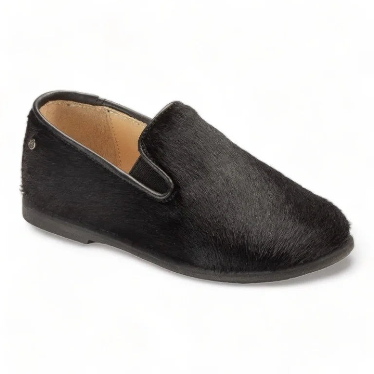 Elegant black velvet slip-on shoes for boys and girls by Manuela de Juan, perfect for various occasions.