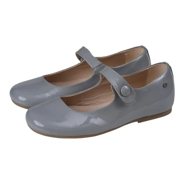 Stylish gray patent leather strap for girls by Manuela de Juan - ideal for dress occasions