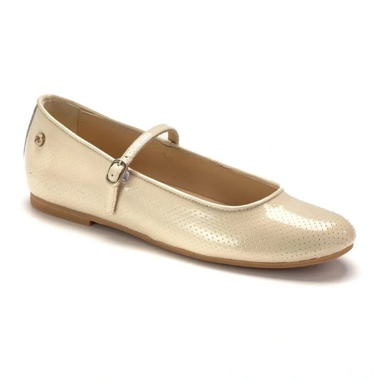 Beige patent leather strap for a girl by Manuela de Juan, ideal for special occasions.